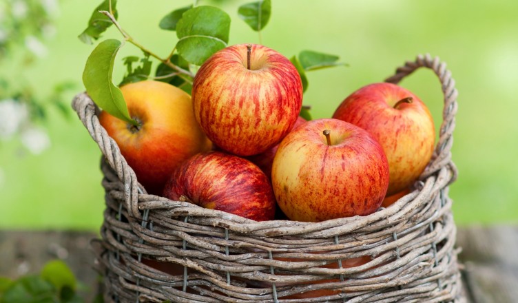 Red-apples-fruit-basket_2560x1600