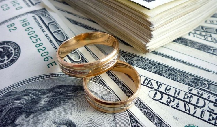 20847599 - gold wedding rings on the money