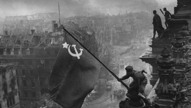 Allemagne, Berlin. 2 mai 1945. Le drapeau rouge flotte sur les tots du Reichstag