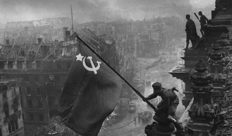 Allemagne, Berlin. 2 mai 1945. Le drapeau rouge flotte sur les tots du Reichstag