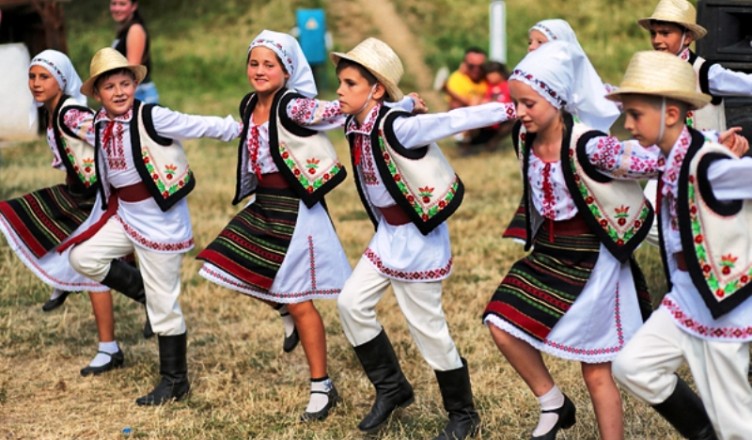 Cernauti-Intalniri-Bucovinene-Festival-Folclor-copii-foto-Nicolae-Hauca-600px