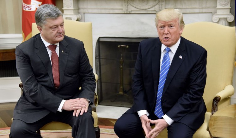 WASHINGTON, DC - JUNE 20:  US President Donald Trump meets with President Petro Poroshenko of Ukraine in the Oval Office of the White House on June 20, 2017 in Washington, DC. (Photo by Olivier Douliery-Pool/Getty Images)