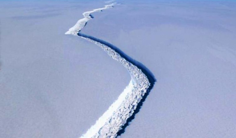 video-un-iceberg-urias-cu-o-suprafata-de-6-000-km-patrati-s-a-desprins-din-antarctica-18581929