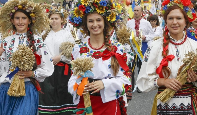 24ago13---vestidas-com-roupas-tradicionais-jovens-ucranianas-abrem-desfile-neste-sabado-24-em-comemoracao-aos-22-anos-de-independencia-do-pais-em-24-de-agosto-de-1991-1377354630489_956x500