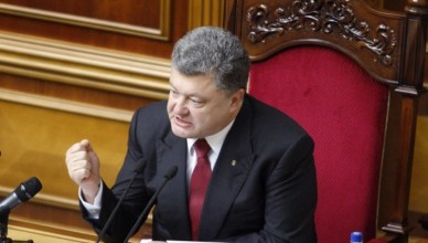 Ukrainian President Petro Poroshenko gestures as he addresses deputies during a parliamentary session in Kiev on July 31, 2014. Ukraine's parliament on July 31 voted not to accept the resignation of Prime Minister Arseniy Yatsenyuk, meaning he will remain at the helm of the strife-torn ex-Soviet state. AFP PHOTO/ ANATOLII STEPANOV