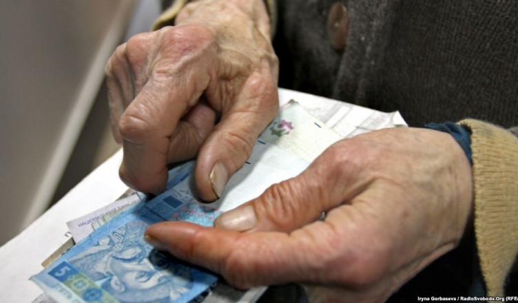 руки пожилой женщины с деньгами
