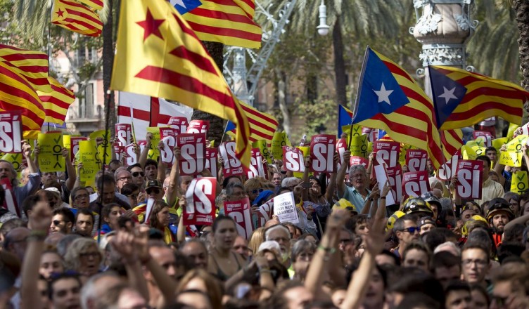 BARCELONA, SPAIN - SEPTEMBER 21: Thousands of demonstrators gather with flags and banners in front of the Barcelona courts, claiming the release of detainees in the operation of the Spanish police against the process of independence in Barcelona, Spain on September 21, 2017. Albert Llop / Anadolu Agency