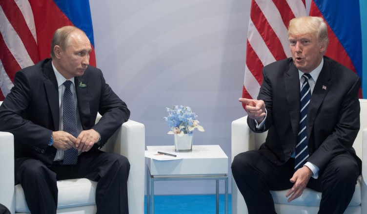 3148053 07/07/2017 July 7, 2017. Russian President Vladimir Putin and President of the USA Donald Trump, right, talk on the sidelines of the G20 summit in Hamburg. Sergey Guneev/Sputnik
