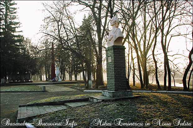 Statuia lui Mihai Eminescu din satul Noua Sulita, regiunea Cernauti. Dupa bustul lui Ion Irimescu.
