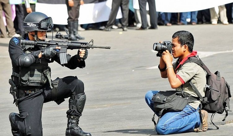 cop-aiming-photographer