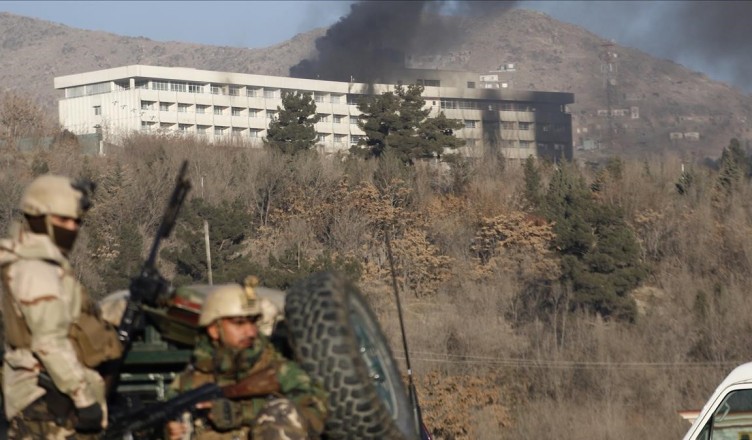 KAB01  Kabul  Afghanistan   21 01 2018 - Smoke billows from the Intercontinental hotel after an attack by armed gunmen in Kabul  Afghanistan  21 January 2018  A group of armed insurgents on 20 Januaary attacked Kabul s Intercontinental Hotel  a luxury establishment frequently visited by foreigners  It is still unclear if the attack resulted in any casualties   Afganistan  Atentado  EFE EPA JAWAD JALALI