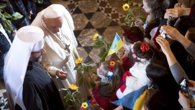 epa06481589 Pope Francis (R) and Patriarch Sviatoslav Shevchuk (L) attend a mass during his visit to Basilica of Santa Sofia in Rome, Italy, 28 January 2018. The pontiff met with the Ukrainian Greek-Catholic community and prayed at the tomb of Salesian bishop Stepan Czmil in memory of his 40th death anniversary.  EPA-EFE/CLAUDIO PERI