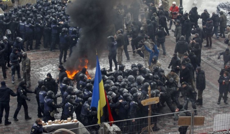 epa06443171 Protestors burn tires and clash with police during their rally in front of Parliament building in Kiev, Ukraine, 16 January 2018. Ukrainian lawmakers are about to vote on a controversial bill on the reintegration of the Donbass and on recognizing Russia as the aggressor respectively during the parliament's session on 16 January.  EPA-EFE/STEPAN FRANKO