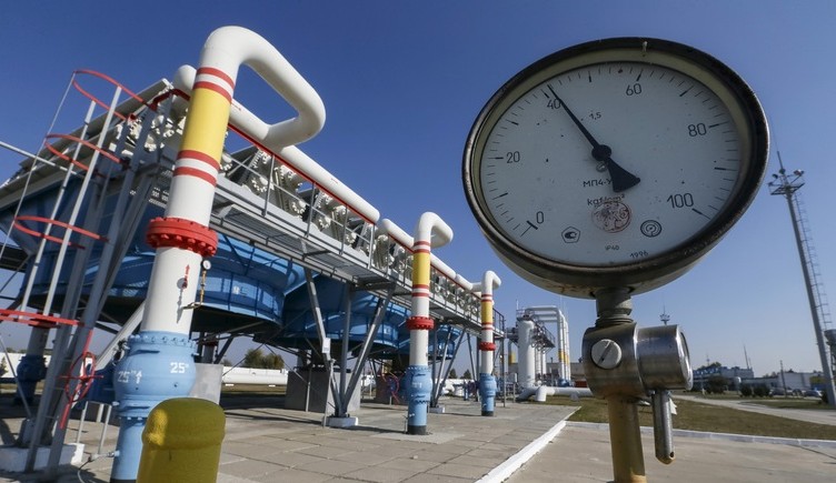 A pressure gauge is seen at a gas compressor station and underground gas storage facility in the village of Mryn, north of Kiev, Ukraine, October 15, 2015. Ukrainian energy ministry actions are putting at risk a $300 million loan from the European Bank for Reconstruction and Development, Ukrainian Prime Minister Arseny Yatseniuk said on Thursday. The EBRD approved the loan in September for the purchase of gas from Europe.   REUTERS/Gleb Garanich - RTS4MMG