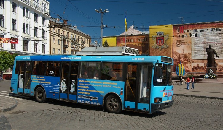 1280px-LAZ_52522_Trolleybus_in_Chernivtsi