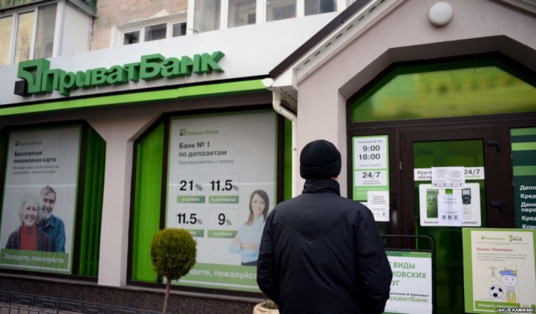 epa04130044 A customer stands in front of a closed branch of the largest commercial bank in Ukraine, PrivatBank, in Simferopol, Crimea, Ukraine, 17 March 2014. Customers on 17 March were not able to withdraw money at branches or ATMs.  Lamwakers in Crimea on 17 March declared the Black Sea peninsula's independence from Ukraine and officially asked Russia for accession. 85 of the nominally 99 deputies backed the declaration in an extraordinary session, the parliament said. The declaration also says that Crimean authorities now have full control of Ukrainian state instituitions and property located in the region.  EPA/JAKUB KAMINSKI POLAND OUT