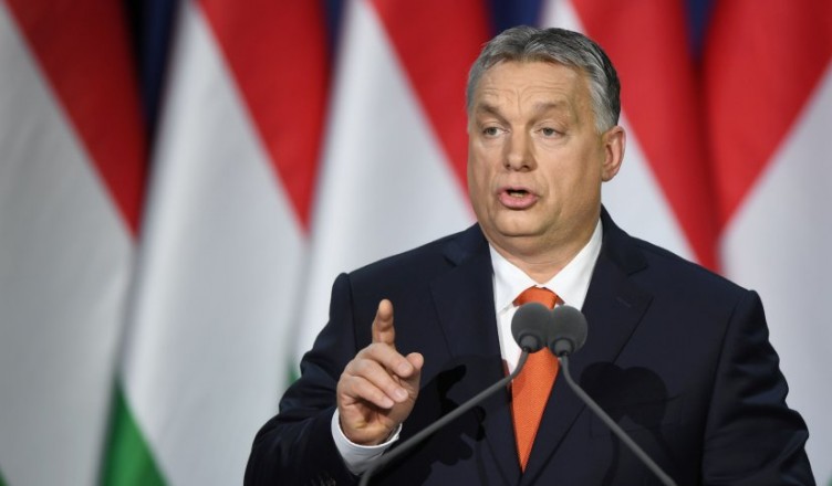 Hungarian Prime Minister and Chairman of FIDESZ party Viktor Orban delivers his state of the nation address in front of his party members and sypathizers at Varkert Bazar cultural center of Budapest on February 18, 2018. / AFP PHOTO / ATTILA KISBENEDEK