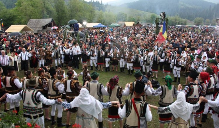 Mii de oameni au participat la a zecea ediţie a Horei Bucovinei (foto 149327)