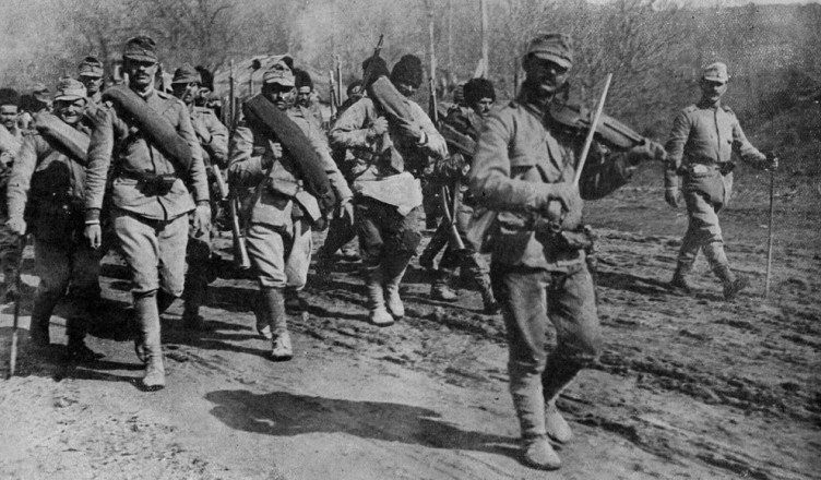 WWI, First World War. Romanian allies. The Romanian Army goes to the front of the sound of the violin. 1917. (Photo by: S&M/ ANSA/ UIG via Getty Images)