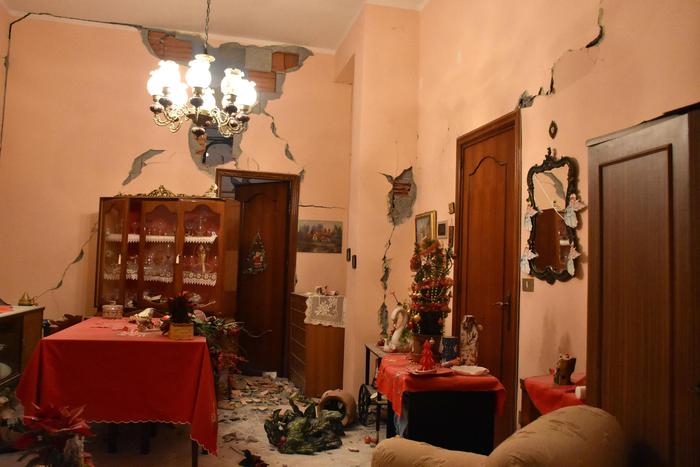 Una scossa di terremoto di magnetudo 4.8 nella notte ha colpito la provincia di Catania. Crolli nei centri di Zafferana, Fleri (nella foto) e Santa Venerina.   ANSA/ORIETTA SCARDINO