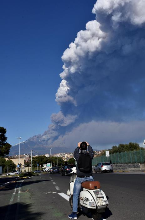 A high smoke column comes out of the Etna volcano in Catania, December 24th 2018. An eruptive fracture opened this morning on Mount Etna at the base of the southeast crater, where an explosive activity is under way.  ANSA/ORIETTA SCARDINO