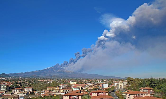 A high smoke column comes out of the Etna volcano in Catania, December 24th 2018.  ANSA/GIUSEPPE PAPPA
