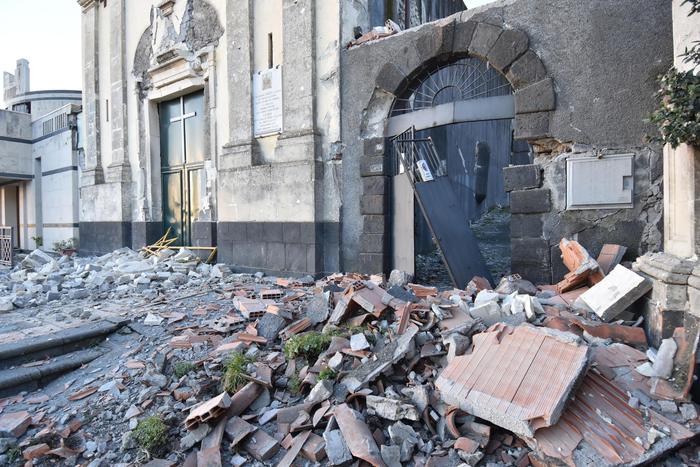 Una scossa di terremoto di magnetudo 4.8 nella notte ha colpito la provincia di Catania. Crolli nei centri di Zafferana, Fleri (nella foto) e Santa Venerina.   ANSA/ORIETTA SCARDINO