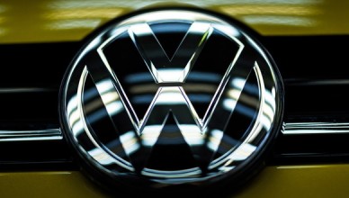 epa05839368 A Volkswagen (VW) logo picture on the hood of a car in the quality check in the production line in the Volkswagen (VW) parent plant in Wolfsburg, Germany, 09 March 2017. Volkswagen is scheduled to hold its annual balance press conference on 13 March 2017.  EPA/CARSTEN KOALL