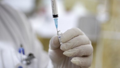 Un cadru medical pregateste o doza din vaccinul impotriva virusului gripal A/H1N1 la Spitalul Clinic Judetean de Urgenta Sibiu, in cadrul Policlinicii Nr.1 (Policlinica Veche), luni, 11 ianuarie 2010. ANA POENARIU / MEDIAFAX FOTO