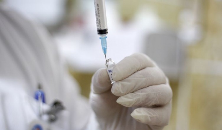 Un cadru medical pregateste o doza din vaccinul impotriva virusului gripal A/H1N1 la Spitalul Clinic Judetean de Urgenta Sibiu, in cadrul Policlinicii Nr.1 (Policlinica Veche), luni, 11 ianuarie 2010. ANA POENARIU / MEDIAFAX FOTO