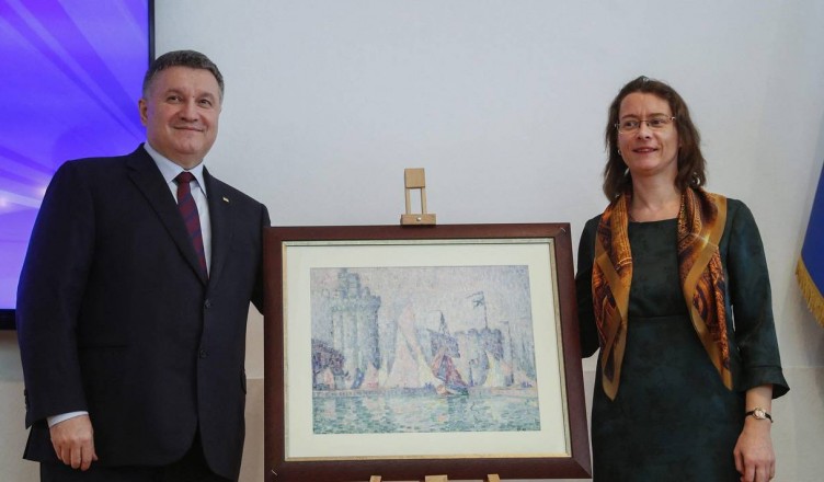 ©SERGEY DOLZHENKO/EPA/MAXPPP - epa07523444 Ukrainian Internal Minister Arsen Avakov (L) and French ambassador to Ukraine Isabelle Dumont (R) pose with 'The Port of La Rochelle' artwork  during a briefing in Kiev, Ukraine, 23 April 2019. The Port of La Rochelle artwork painting by Paul Signac and estimated at 1.5 million euros was stolen on 24 May 2018 at the Museum of Fine Arts in Nancy and found by Ukrainian police.  EPA-EFE/SERGEY DOLZHENKO