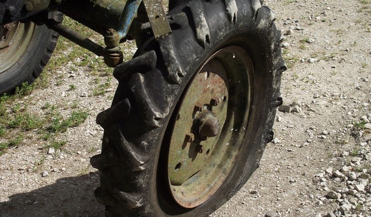 1024px-Flat_tire_on_Belarus_tractor