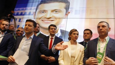 epa07520532 Ukrainian showman and comedian, and Presidential candidate Volodymyr Zelensky (2-L) reacts at his campaign headquarters following a presidential elections in Kiev, Ukraine, 21 April 2019. Ukrainians voted during the second round of Presidential elections on 21 April 2019.  EPA-EFE/STEPAN FRANKO