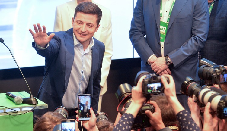 Ukrainian presidential candidate Volodymyr Zelenskiy waves to supporters following the announcement of the first exit poll in a presidential election at his campaign headquarters in Kiev, Ukraine April 21, 2019. REUTERS/Oleksandr Klymenko