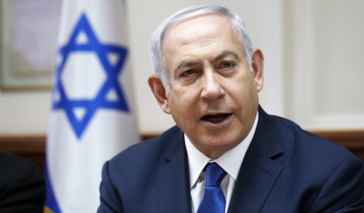 Israeli Prime Minister Benjamin Netanyahu speaks during the weekly cabinet meeting at his office in Jerusalem on July 15, 2018. / AFP PHOTO / POOL / RONEN ZVULUN