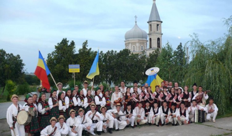 Ismail-Festivalul-Folcloric-al-Romanilor-din-Ucraina-grup-600px