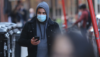 LONDON, UNITED KINGDOM - MARCH 01: A man wears a medical mask in a street in London, England on March 01, 2020. Twelve more patients in England have tested positive for coronavirus, taking the total number of UK cases to 35. ( İlyas Tayfun Salcı - Anadolu Agency )