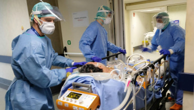 epa08325140 Healthcare professionals take care of Coronavirus Covid-19 sufferers in the intensive care of the Poliambulanza hospital in Brescia, Italy, during the Coronavirus emergency lockdown in Italy, 26 March 2020.  EPA-EFE/FILIPPO VENEZIA