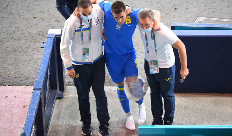 GLASGOW, SCOTLAND - JUNE 29: Artem Besedin of Ukraine is seen with an ice pack around his knee following a challenge by Marcus Danielson of Sweden (not pictured) during the UEFA Euro 2020 Championship Round of 16 match between Sweden and Ukraine at Hampden Park on June 29, 2021 in Glasgow, Scotland. (Photo by Andy Buchanan - Pool/Getty Images)