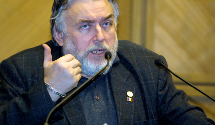 Adrian Paunescu, senator independent, gesticuleaza adresandu-se auditoriului, de la tribuna Senatului, joi 20 aprilie 2004.