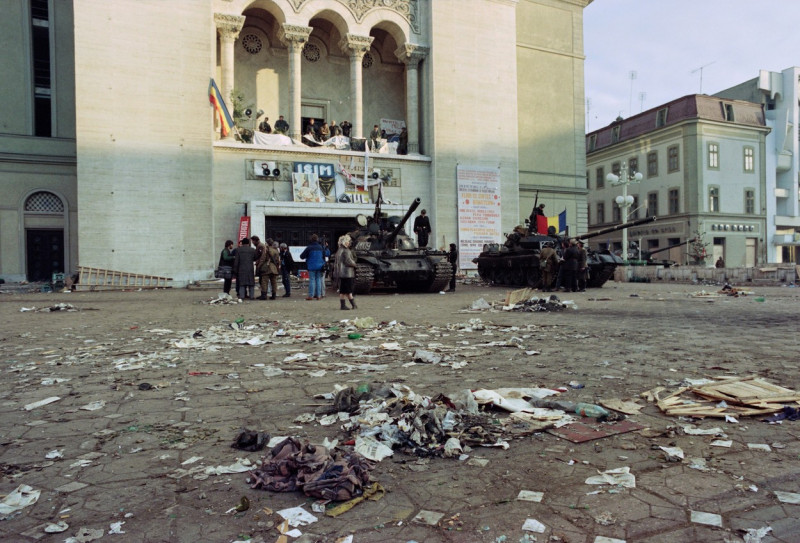 Tanks of the romanian army are parked in front of the Romanian National Opera in the main square of Timisoara on December 25, 1989., Image: 416493507, License: Rights-managed, Restrictions: , Model Release: no, Credit line: Michel GANGNE / AFP / Profimedia