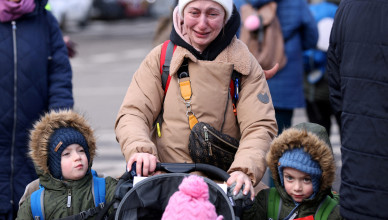 A woman cries next to her children after fleeing from Russia's invasion of Ukraine, at the border crossing in Siret, Romania, February 28, 2022. REUTERS/Stoyan Nenov     TPX IMAGES OF THE DAY
