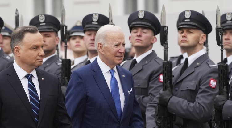 U.S. President Joe Biden, center, and Polish President Andrzej Duda walk past honour guard during a military welcome ceremony at the Presidential Palace in Warsaw, Poland, on Saturday, March 26, 2022. (AP Photo/Czarek Sokolowski)