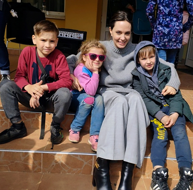 En esta imagen facilitada por el ayuntamiento de Leópolis, Angelina Jolie, actriz de Hollywood y embajadora de buena voluntad de ACNUR, posa el sábado 30 de abril de 2022 para una foto con niños en Leópolis. (Maksym Kozutsky/Ayuntamiento de Lviv vía AP)