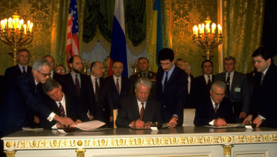 (L-R) US Pres. Bill Clinton, Russian Pres. Yeltsin & Pres. Leonid Kravchuk of Ukraine signing nuclear disarmament agreement during Kremlin summit mtg.    (Photo by Diana Walker/Getty Images)