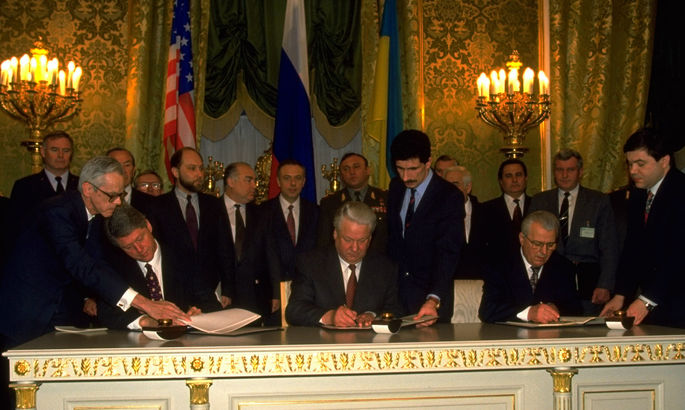 (L-R) US Pres. Bill Clinton, Russian Pres. Yeltsin & Pres. Leonid Kravchuk of Ukraine signing nuclear disarmament agreement during Kremlin summit mtg.    (Photo by Diana Walker/Getty Images)