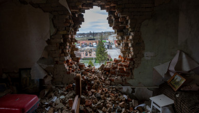 MAKARIV, UKRAINE - APRIL 19: Debris lies in a war damaged apartment on April 19, 2022 in Makariv, Ukraine. Local residents said the building was attacked by Russian tanks during the invasion in early March. (Photo by John Moore/Getty Images)