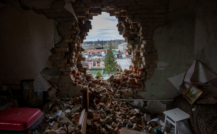 MAKARIV, UKRAINE - APRIL 19: Debris lies in a war damaged apartment on April 19, 2022 in Makariv, Ukraine. Local residents said the building was attacked by Russian tanks during the invasion in early March. (Photo by John Moore/Getty Images)