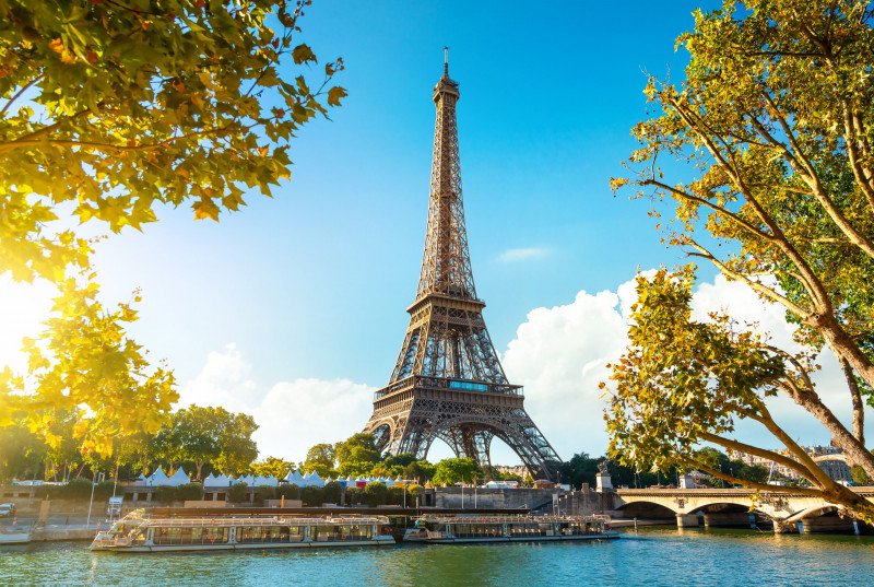 Seine,In,Paris,With,Eiffel,Tower,In,Sunrise,Time