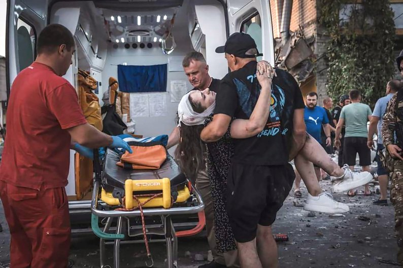 En esta imagen proporcionada por el Servicio ucraniano de Emergencias, varias personas llevan a un herido de un edificio dañado por ataques de misiles rusos en Pokrovsk, en la región de Donetsk, Ucrania, el lunes 7 de agosto de 2023. (Servicio ucraniano de Emergencias via AP Photo)